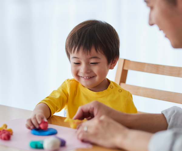 粘土で遊ぶ子ども