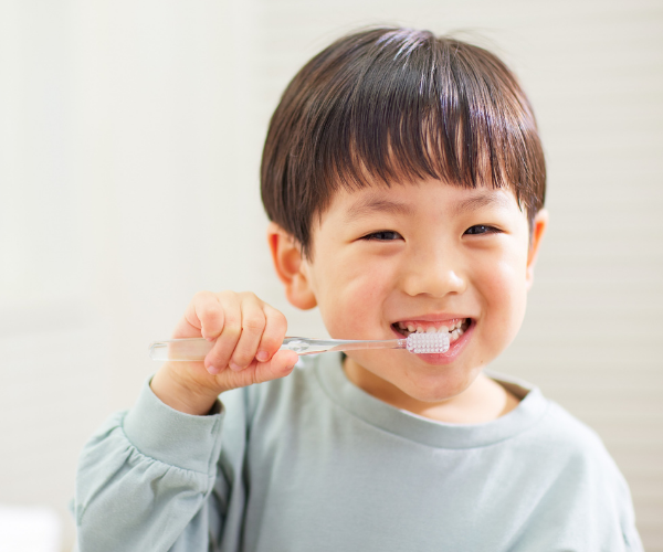 歯磨きする子供