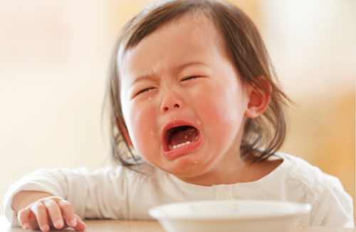 歯が痛くて泣く子供の画像