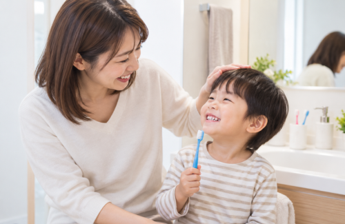 歯磨きを終えて笑顔の親子
